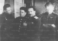 А.М. Гусев (крайний слева) докладывает командующему Закавказским фронтом И.В. Тюленеву об установке государственного флага СССР на вершине Эльбруса. Февраль 1943 года.  Государственный архив Ставропольского края. 1-5895.